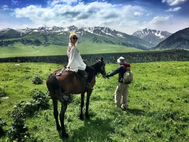 Horeback riding in Jyrgalan valley